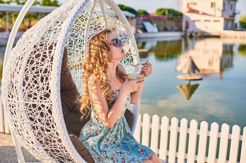 Hangstoel - met frame en kussens - 115x103x195cm - wit grijs