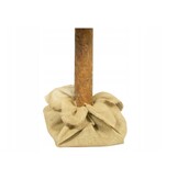 Kunstkerstboom 180 cm – sneeuw – rode kerstballen – houten stam