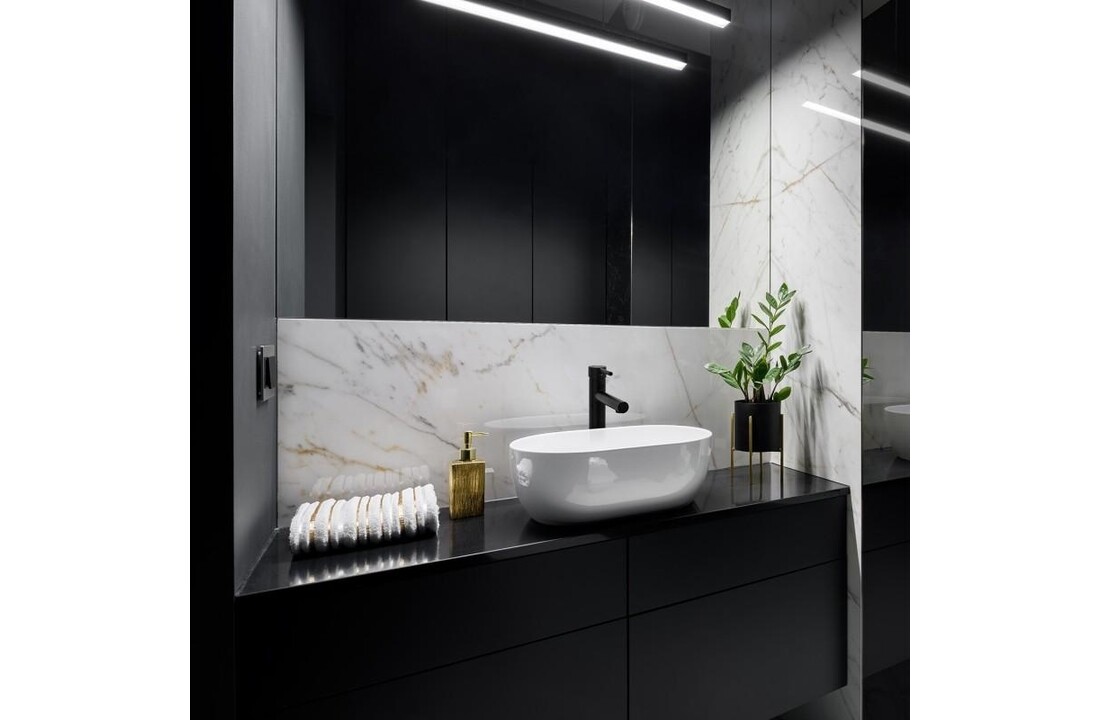 Zwarte hoge wastafelmengkraan met lange uitloop