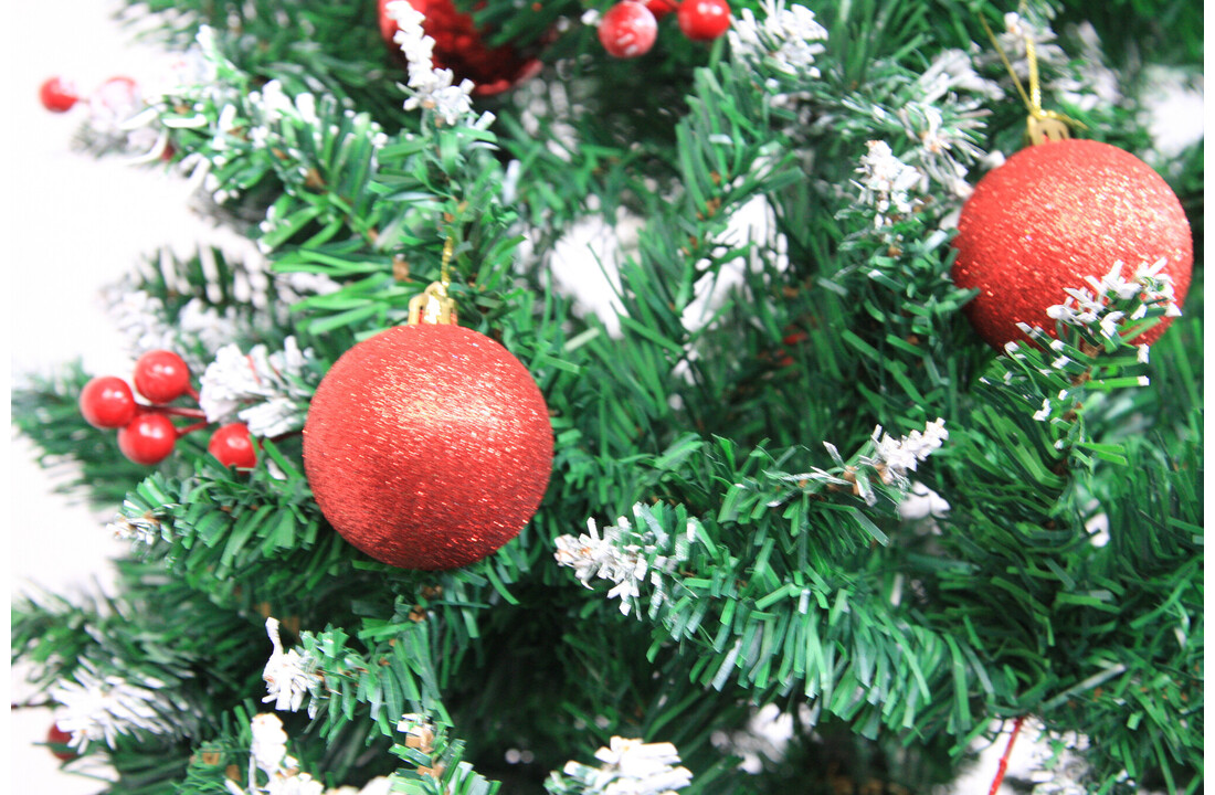 Kerstboom dennenboom met besjes 180 cm groen PVC met jute voet