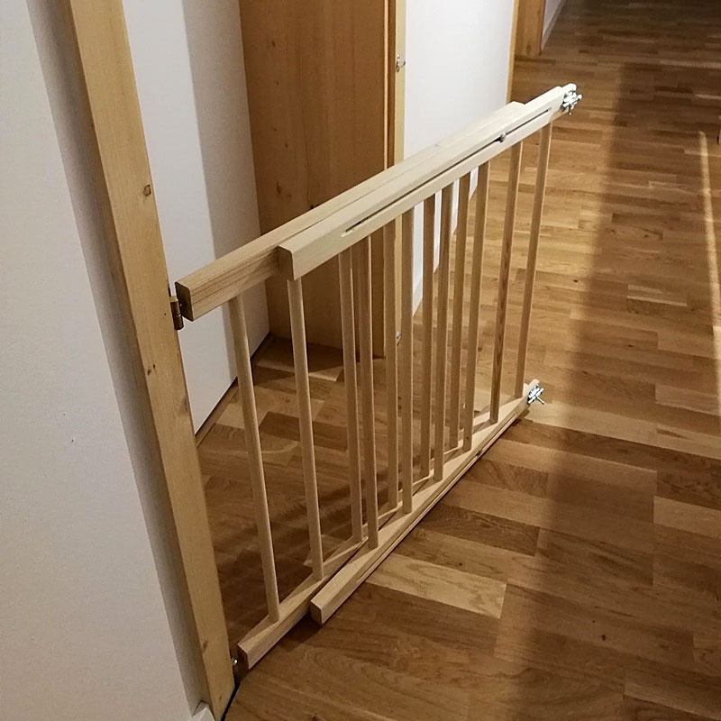 Traphekje hout: verstelbaar 52-72cm breed, 68cm hoog, grenenhout