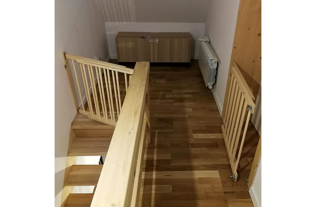 Houten babyhek 70 cm breed – 52-72 cm verstelbaar, grenenhout