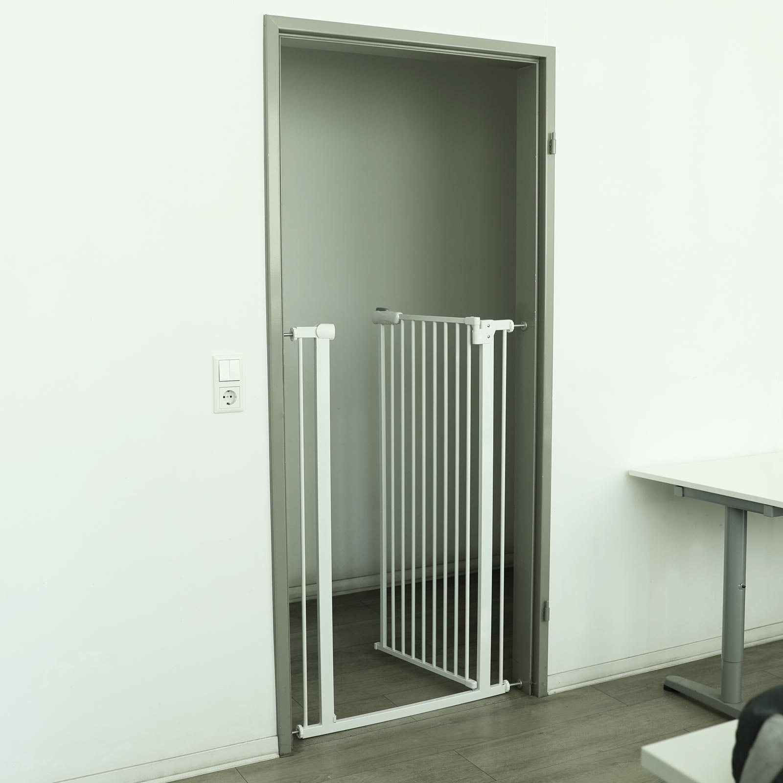 Kinderhekje deur 72-86cm - wit metaal - 120cm hoog