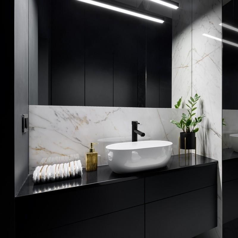 Vrijstaande wastafelkraan matzwart met lange uitloop, messing