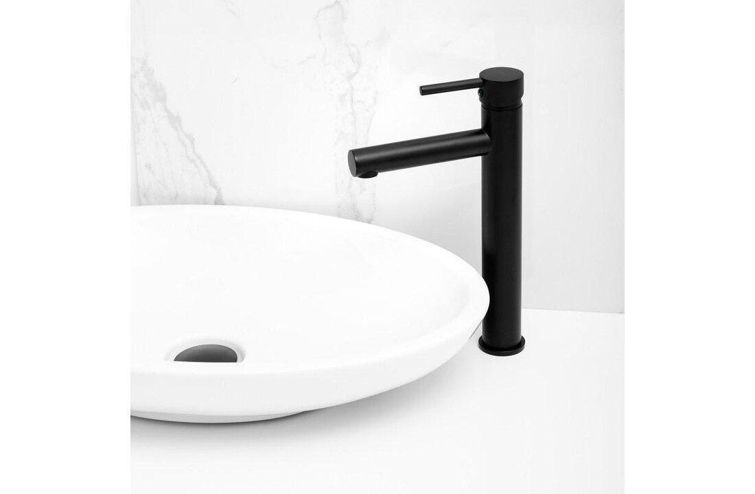 Vrijstaande wastafelkraan matzwart met lange uitloop, messing