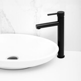 Vrijstaande wastafelkraan matzwart met lange uitloop, messing