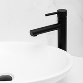 Vrijstaande wastafelkraan matzwart met lange uitloop, messing