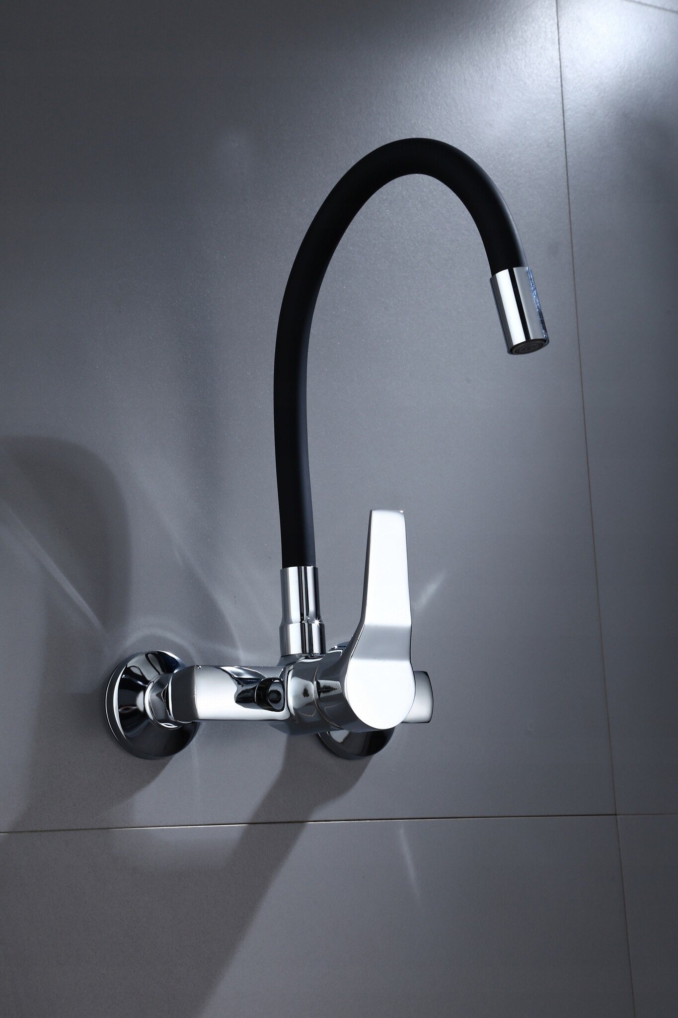 Zwarte keukenkraan wandmontage - Flexibel, Messing, Chroom Afwerking