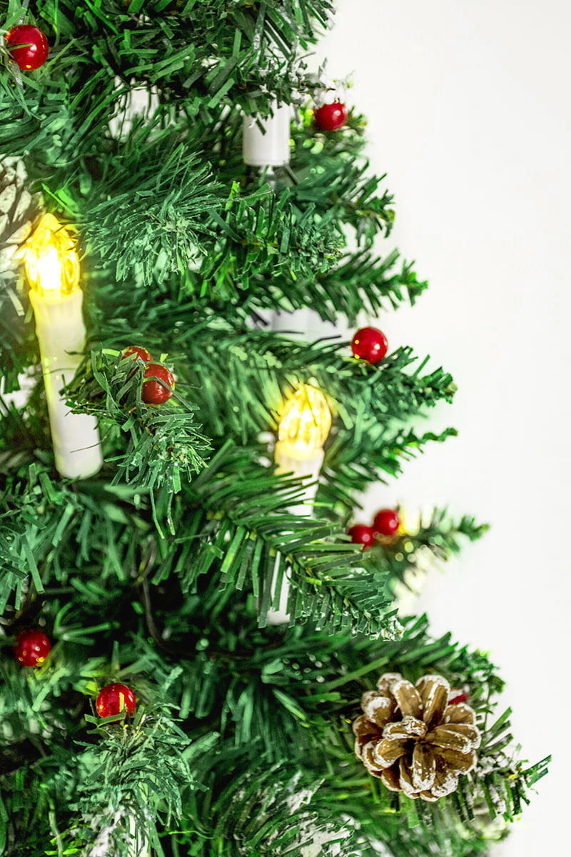 Kerstboom met sneeuw 220cm - Kunstboom met houten stam Groen