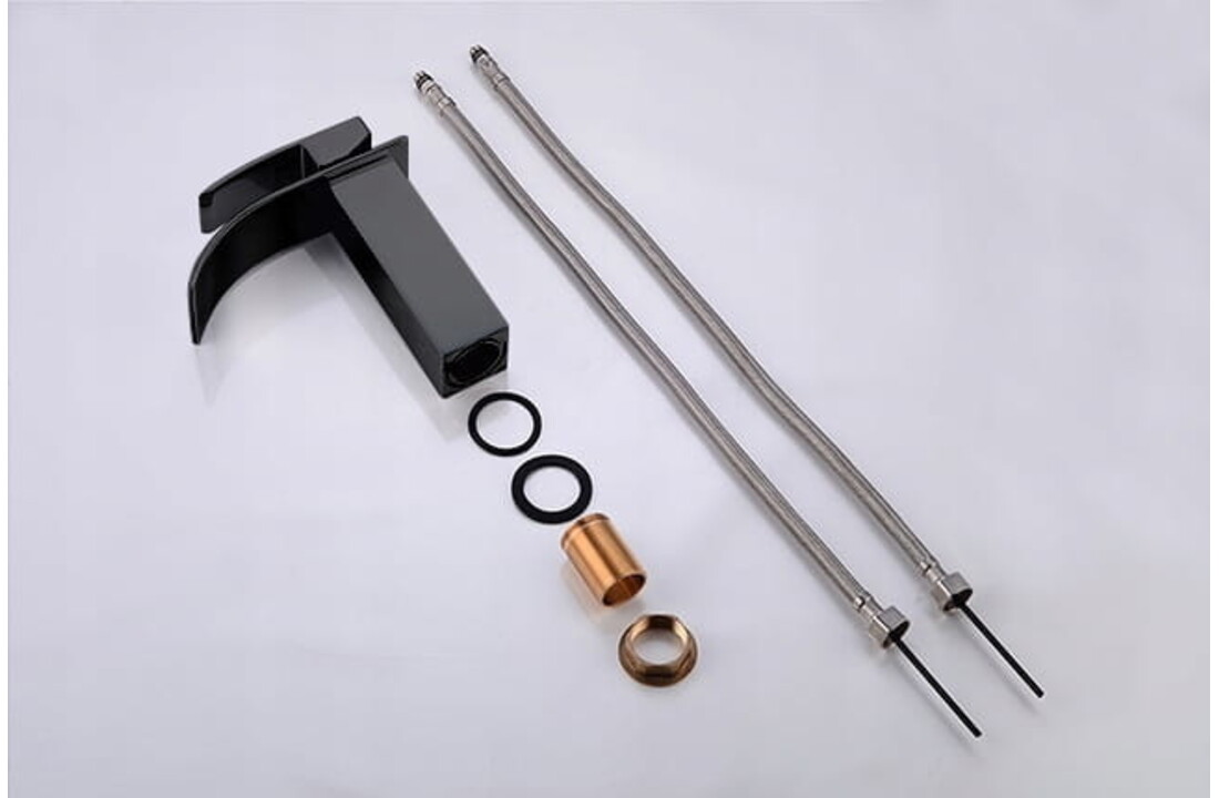 Zwarte wastafelkraan vierkant | Mat Zwart Messing | 18cm Hoog