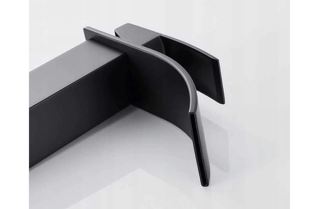 Zwarte wastafelkraan vierkant | Mat Zwart Messing | 18cm Hoog