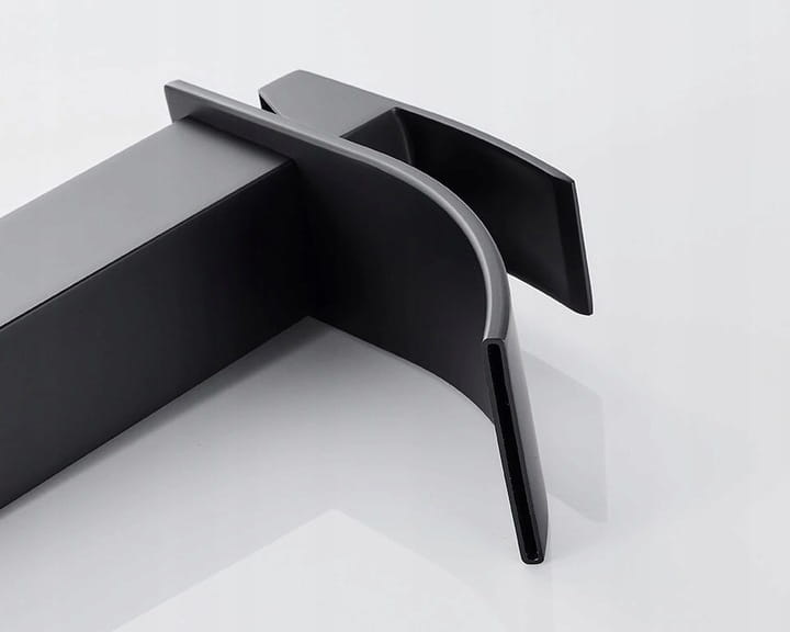 Zwarte wastafelkraan vierkant | Mat Zwart Messing | 18cm Hoog