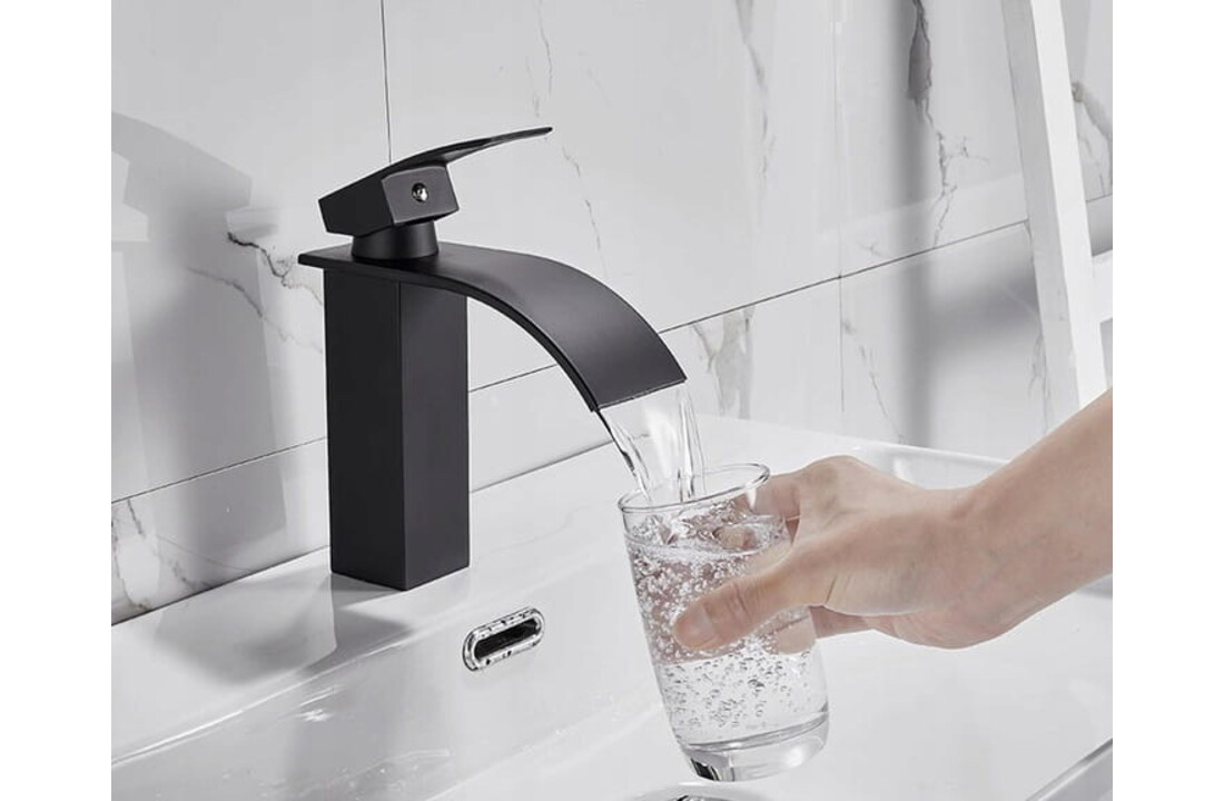 Zwarte wastafelkraan vierkant | Mat Zwart Messing | 18cm Hoog