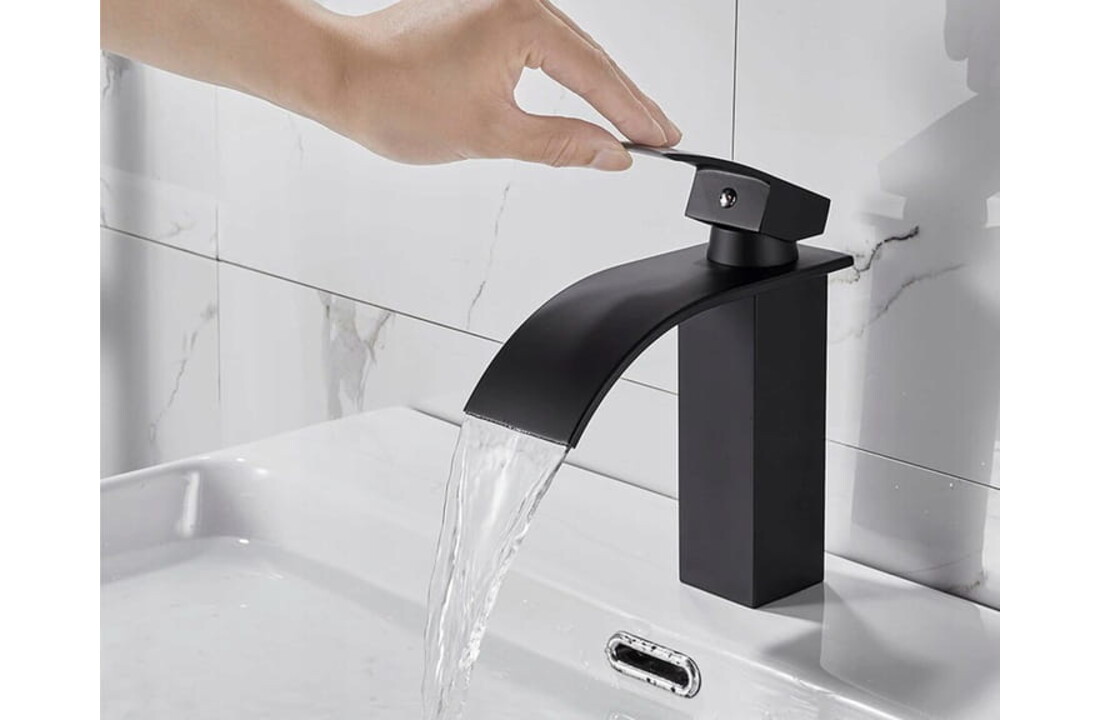 Zwarte wastafelkraan vierkant | Mat Zwart Messing | 18cm Hoog