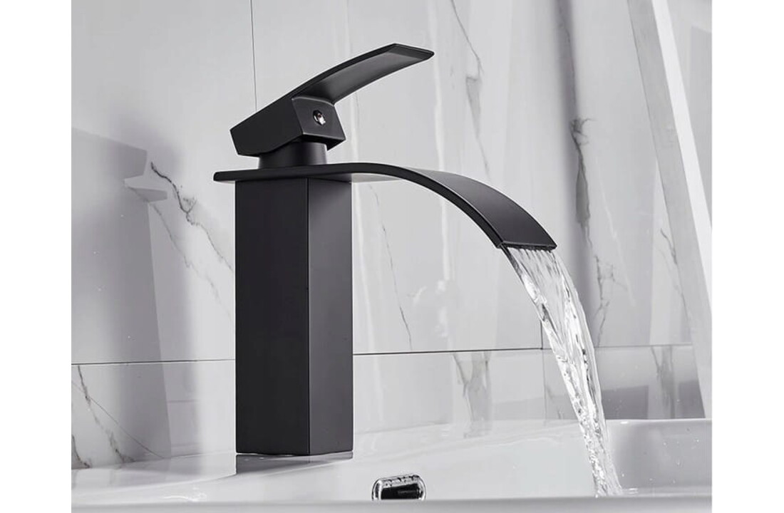 Waterval kraan badkamer mat zwart | Messing | 18 cm hoog