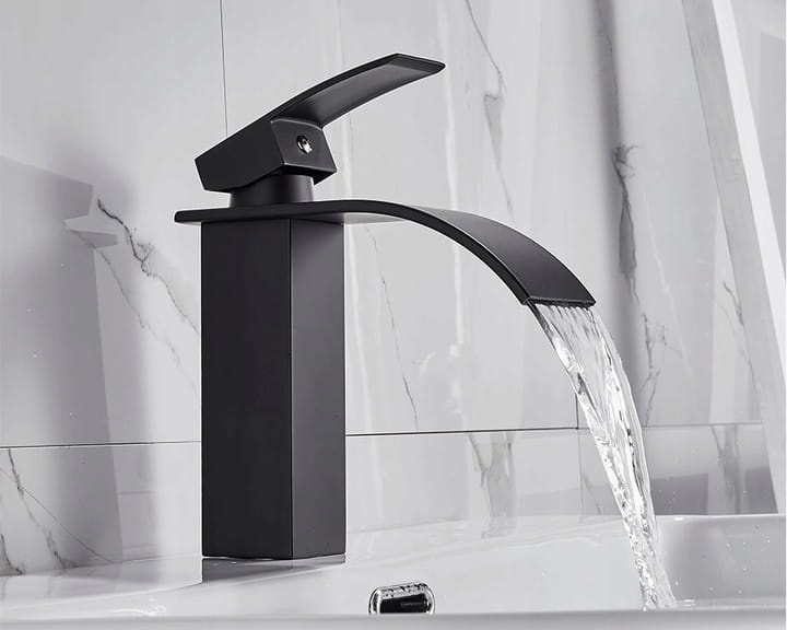 Waterval kraan badkamer mat zwart | Messing | 18 cm hoog