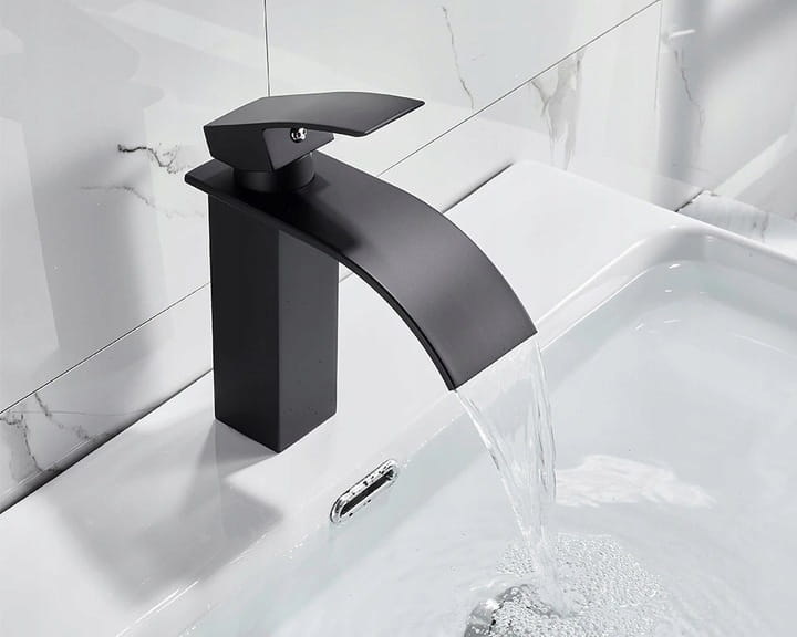 Waterval kraan badkamer mat zwart | Messing | 18 cm hoog