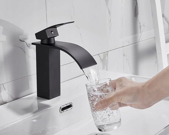 Waterval kraan badkamer mat zwart | Messing | 18 cm hoog