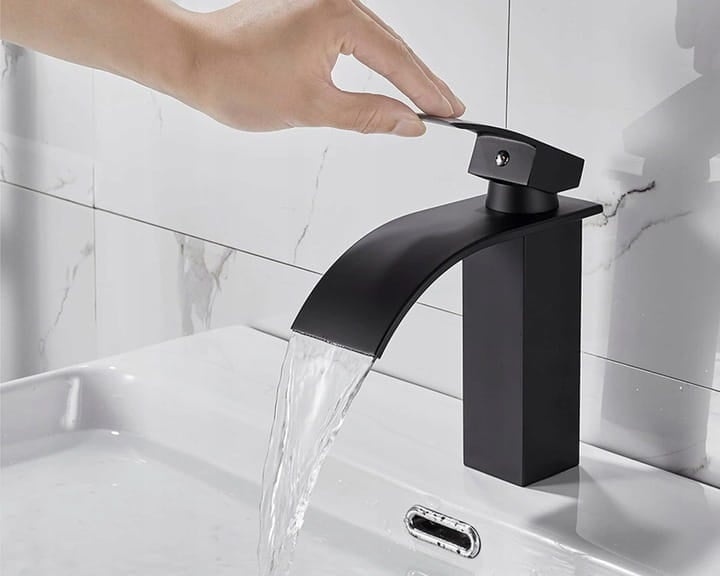 Waterval kraan badkamer mat zwart | Messing | 18 cm hoog