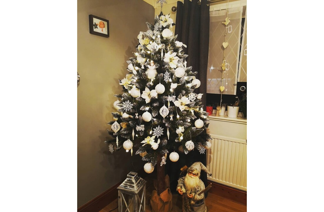 Kerstboom met sneeuw effect 180 cm PVC groen met houten stam