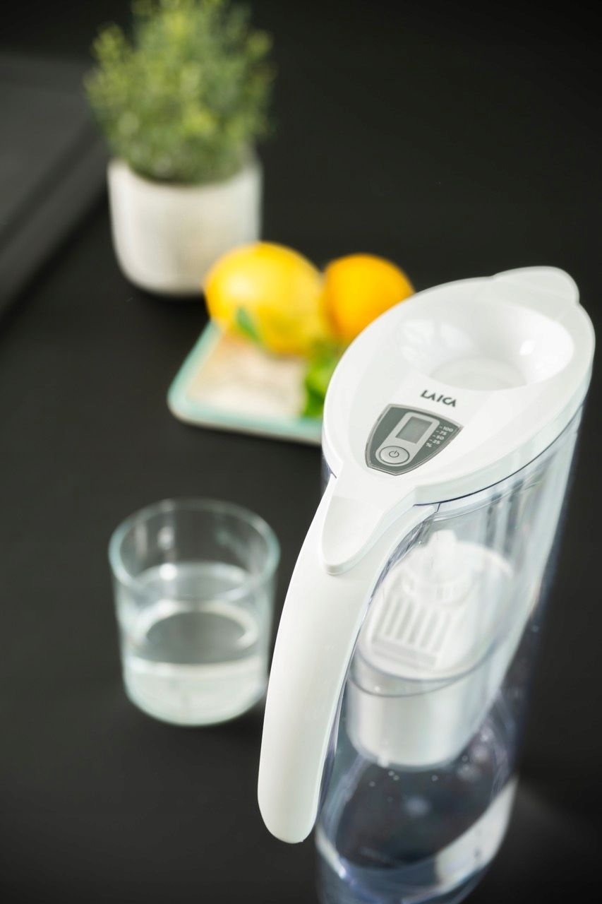 LAICA Stream Line Waterfilterkan - Past perfect in de koelkastdeur