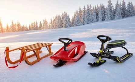 Slee kopen voor de winter: stuurslee, snowracer of klassieke houten slee?