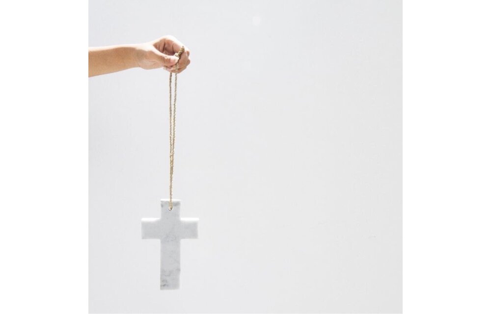 The Hanging Cross Marble - White - M