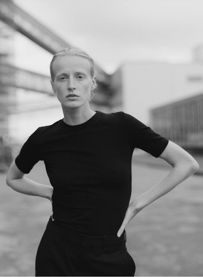 Fitted tee black or white