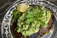 Portobello steak met avocado chimichurri