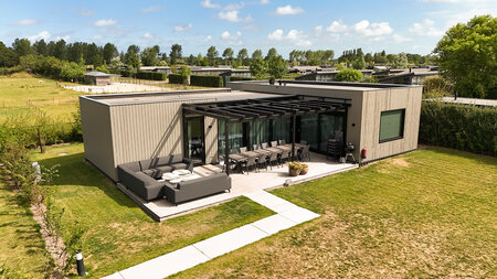 Comfortabele buitenruimtes voor de hotelsuites van Buitenplaats Oudendijke