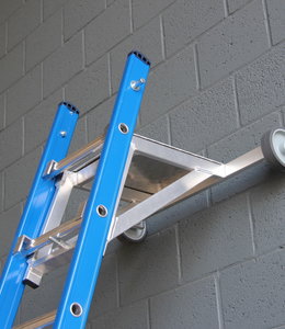 Ladderafhouder alu met schuine hoek en traanplaat