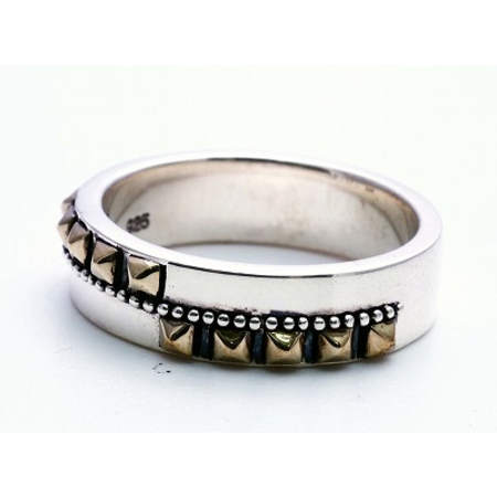 GOOD VIBRATIONS STUDDED BAND  RING WITH BRASS DETAILS
