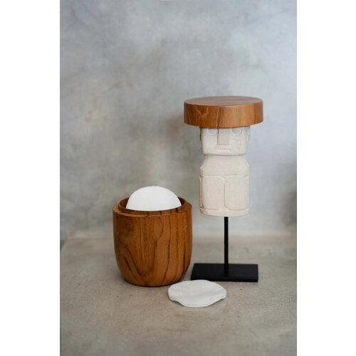 Bazar Bizar Beeld The Small Sumba Stone op Standaard - Wit