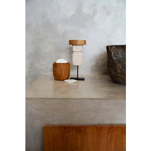 Bazar Bizar Beeld The Small Sumba Stone op Standaard - Wit
