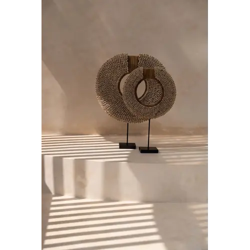 Decoratie op standaard voor een stijlvol en natuurlijk interieur
