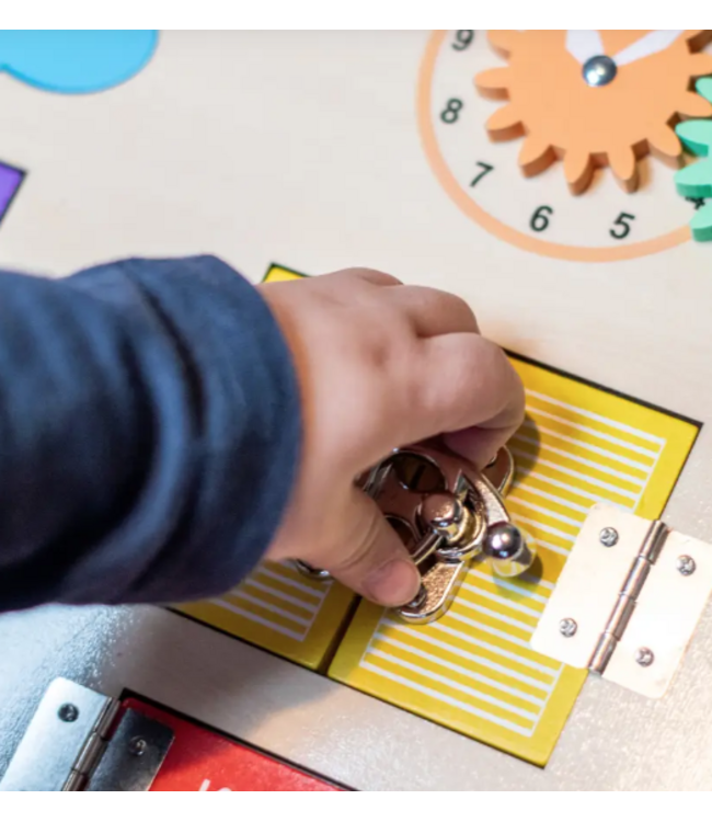 Max and Lea | LockBoard® | 12-in-1 activiteitenbord | 3 - 6 jaar