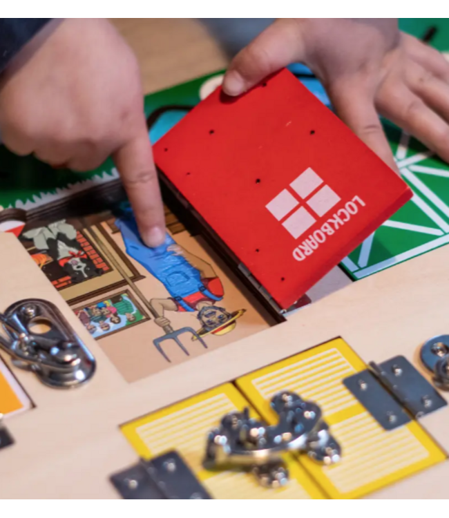 Max and Lea | LockBoard® | 12-in-1 activiteitenbord | 3 - 6 jaar