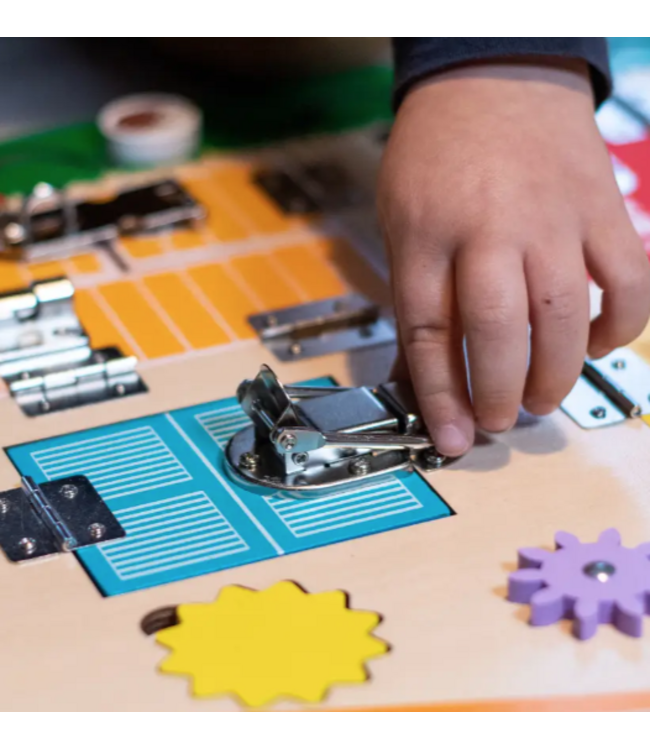 Max and Lea | LockBoard® | 12-in-1 activiteitenbord | 3 - 6 jaar