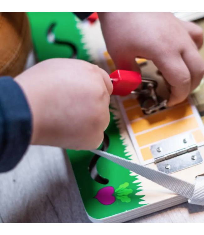 Max and Lea | LockBoard® | 12-in-1 activiteitenbord | 3 - 6 jaar