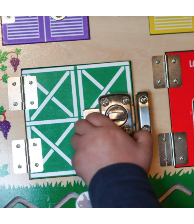 Max and Lea | LockBoard® | 12-in-1 activiteitenbord | 3 - 6 jaar