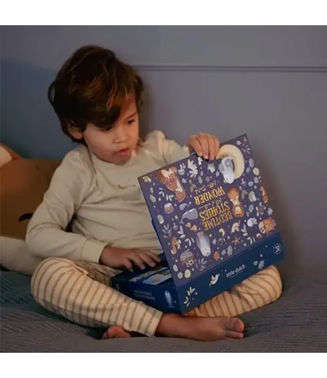 Little Dutch | Bedtime Stories | Zaklamp met Houten Handvat | Mini Projector | Blauw | 13 dlg | 4+