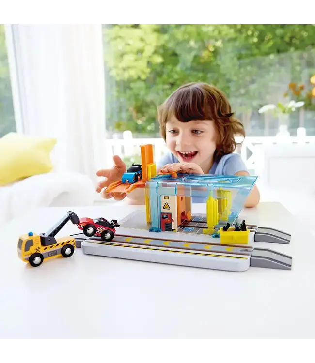 Hape | Railway | Repair & Wash Station | 3+