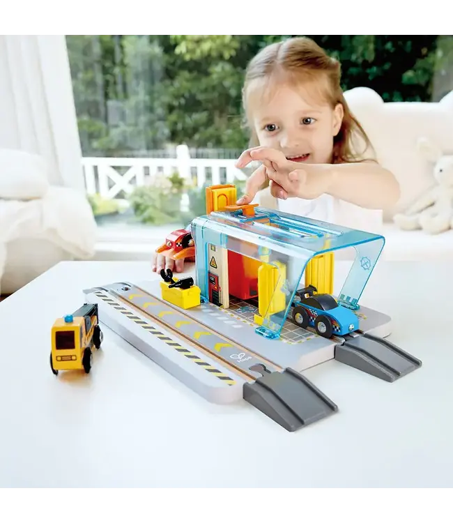 Hape | Railway | Repair & Wash Station | 3+