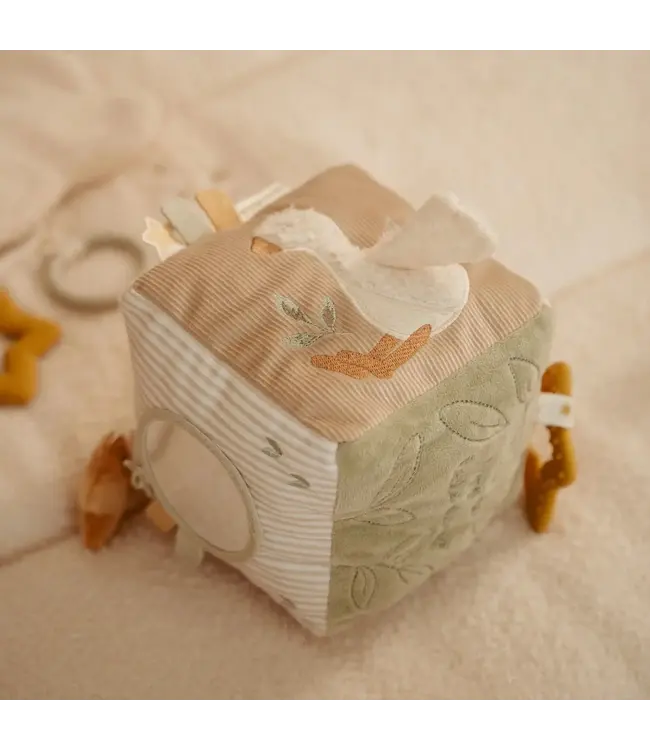 Little Dutch | Stoffen Kubus | Activiteitenkubus met rammelaar | Newborn Naturals | 14 cm | 0+