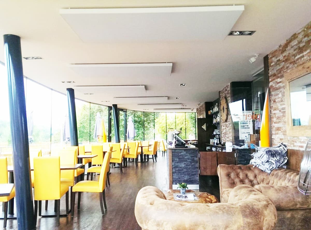 Gute Akustik in Restaurants mit Deckensegeln