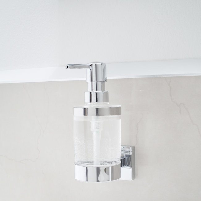 Kleine Wolke Zeeppomp v. muur Luno