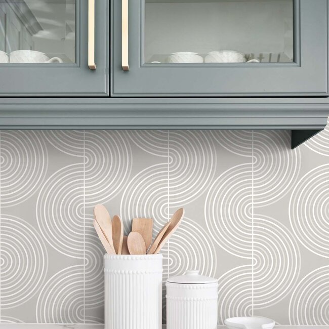 Dutch Wallcoverings  - NextWall Peel & Stick Zen Geo Alloy Grey - zelfklevend behang - 5,5m x 53cm - NW44205