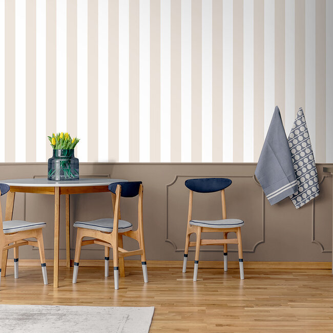 Dutch Wallcoverings Dutch Wallcoverings - Collectie Flora - Flora/Illusion- blokstreep beige/wit - Vliesbehang - Rolmaat 53cm x 10m - Materiaal Vlies - Goed afneembaar - Muur inlijmen - Art.nr. A837-07