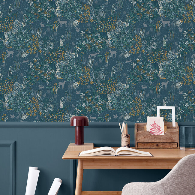 Dutch Wallcoverings Dutch Wallcoverings - Flora- bosdieren donkerblauw - M867-01 - Vliesbehang - 53cm x 10m