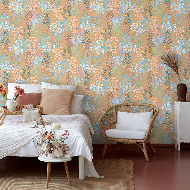 Dutch Wallcoverings Dutch Wallcoverings - Flora- tropische bladeren oker/blauw - M869-02 - Vliesbehang - 53cm x 10m